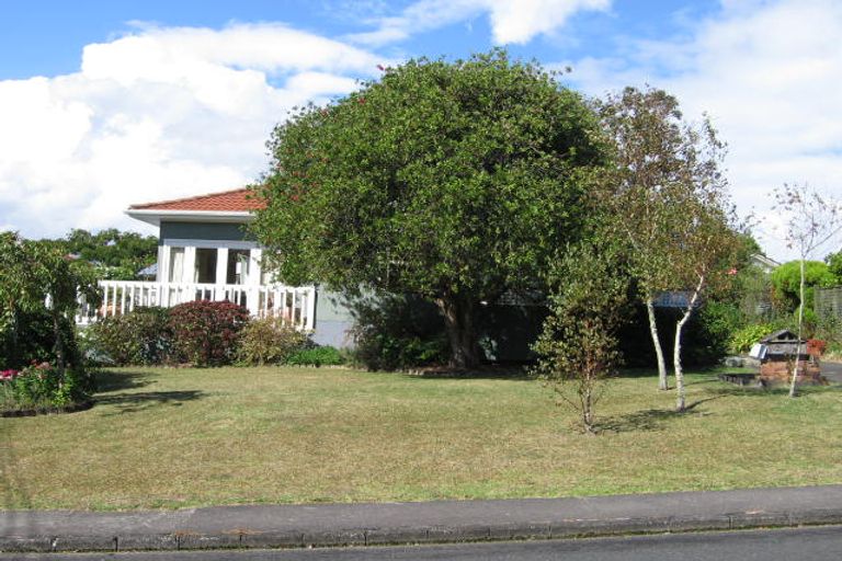 Photo of property in 1/4 Cleve Road, Green Bay, Auckland, 0604