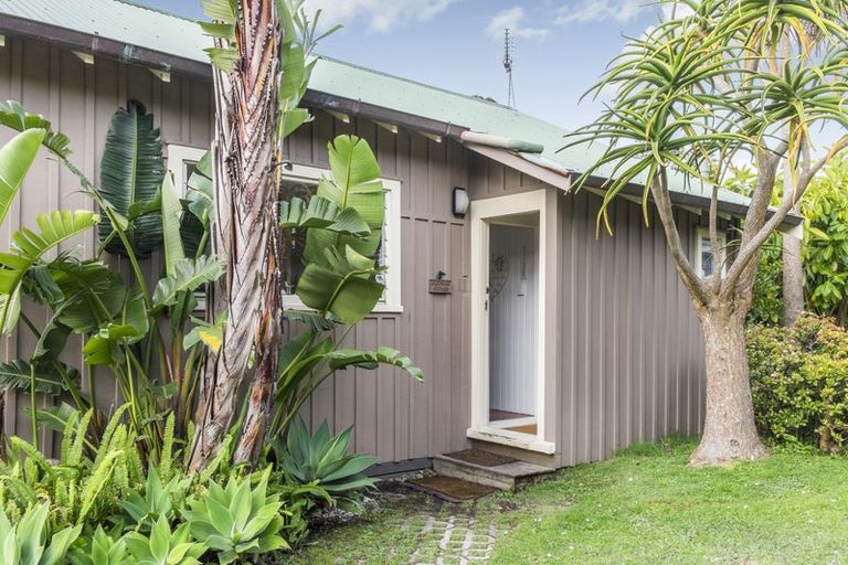 Photo of property in 27 Bournemouth Terrace, Murrays Bay, Auckland, 0630