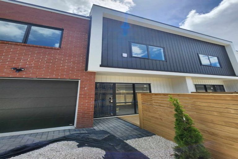 Photo of property in 2/32 Yeovil Road, Te Atatu Peninsula, Auckland, 0610