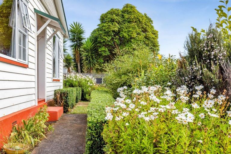 Photo of property in 18 Cameron Street, Hawera, 4610