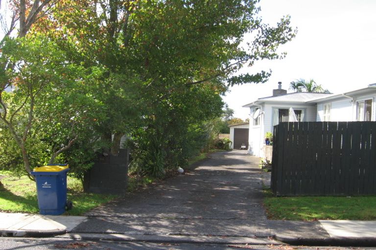 Photo of property in 5a Bayside Avenue, Te Atatu Peninsula, Auckland, 0610