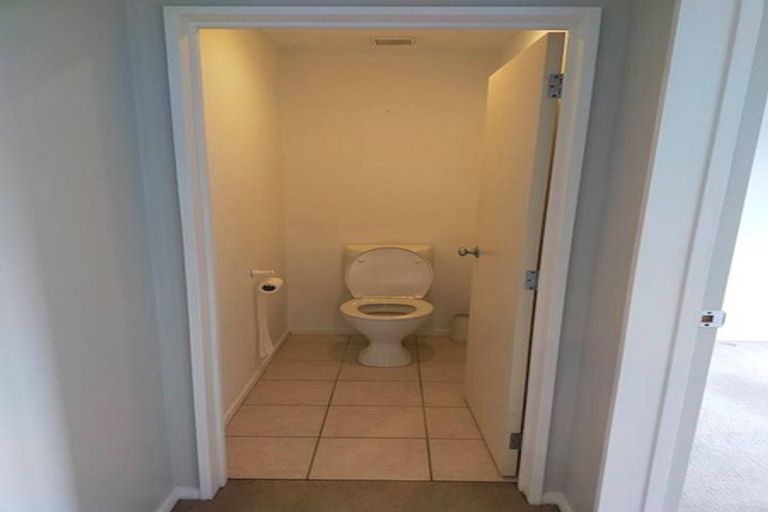 Photo of property in 10/42 Fields Parade, Oteha, Auckland, 0632