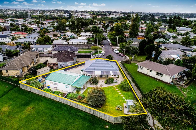 Photo of property in 15 Ingleby Place, Kelston, Auckland, 0602