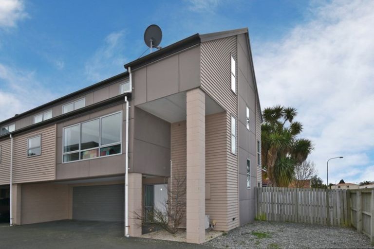 Photo of property in 8 Broadbent Street, Riccarton, Christchurch, 8041