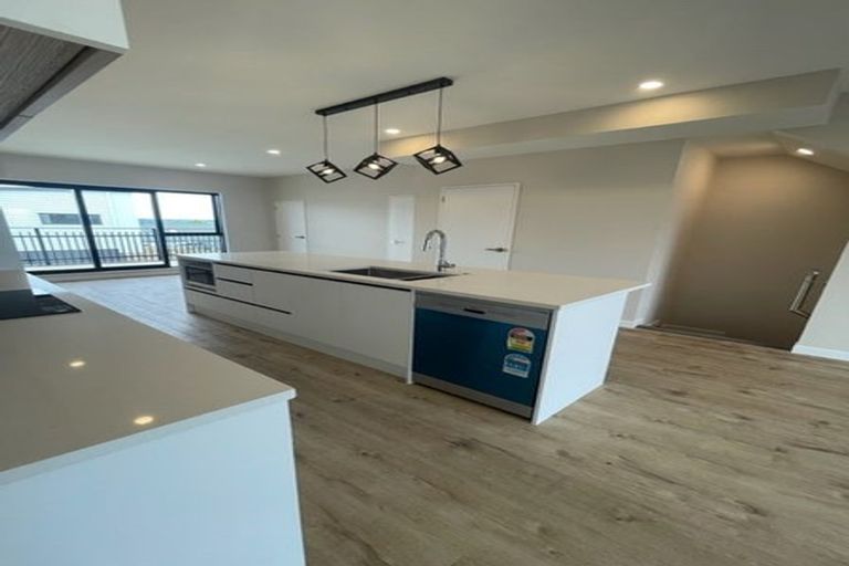 Photo of property in 2/58 Te Atatu Road, Te Atatu South, Auckland, 0610