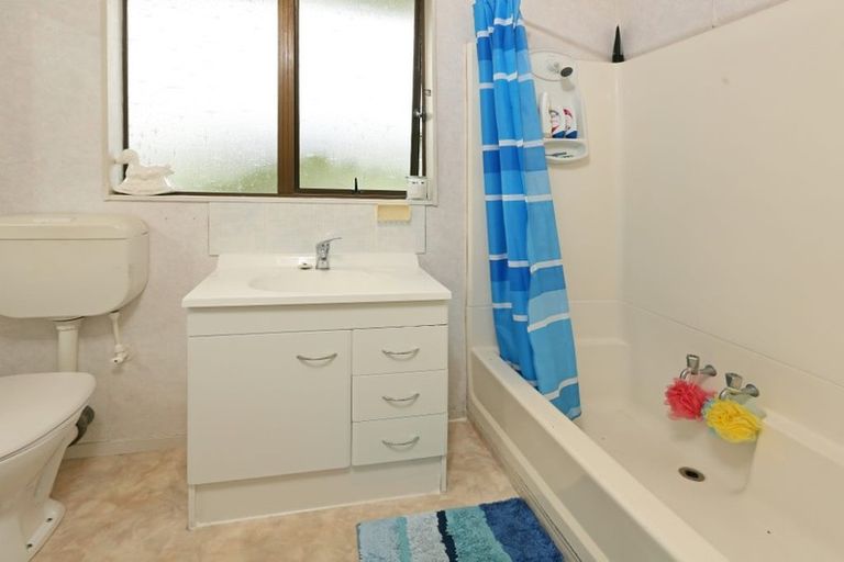 Photo of property in 5 Hueglow Rise, West Harbour, Auckland, 0618