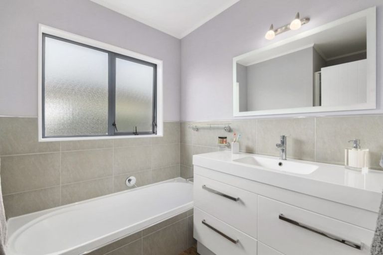 Photo of property in 71 Rhodes Drive, Kelvin Grove, Palmerston North, 4414