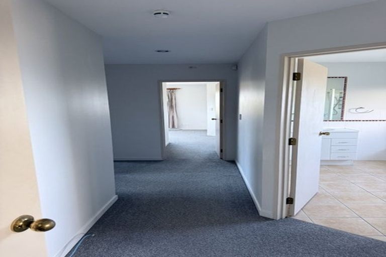 Photo of property in 11 Trotting Terrace, Fairview Heights, Auckland, 0632