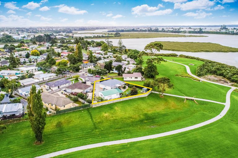 Photo of property in 15 Ingleby Place, Kelston, Auckland, 0602