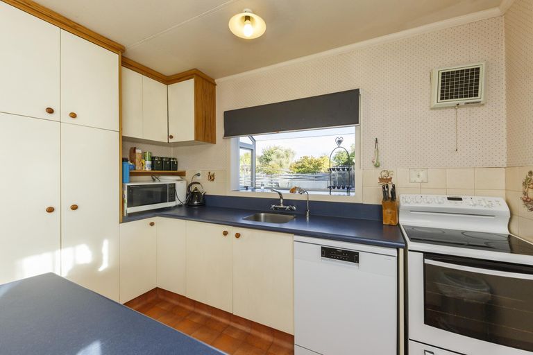 Photo of property in 27 Pinedale Parade, Milson, Palmerston North, 4414