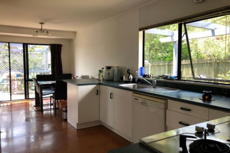 Photo of property in 16 Mallard Place, Unsworth Heights, Auckland, 0632