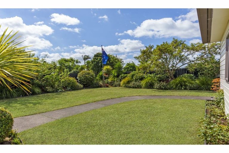 Photo of property in 6 Edgewater Grove, Orewa, 0931
