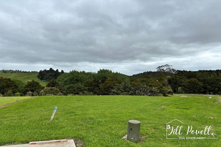Photo of property in 17 Manaaki Circle, Paparoa, 0571