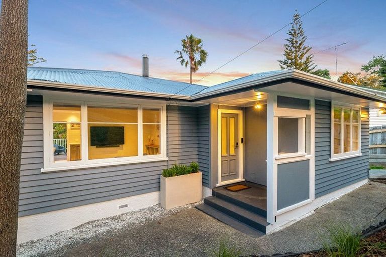 Photo of property in 1/17 Stanley Road, Glenfield, Auckland, 0629