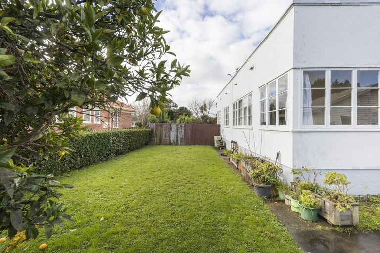 Photo of property in 77 Savage Crescent, West End, Palmerston North, 4412