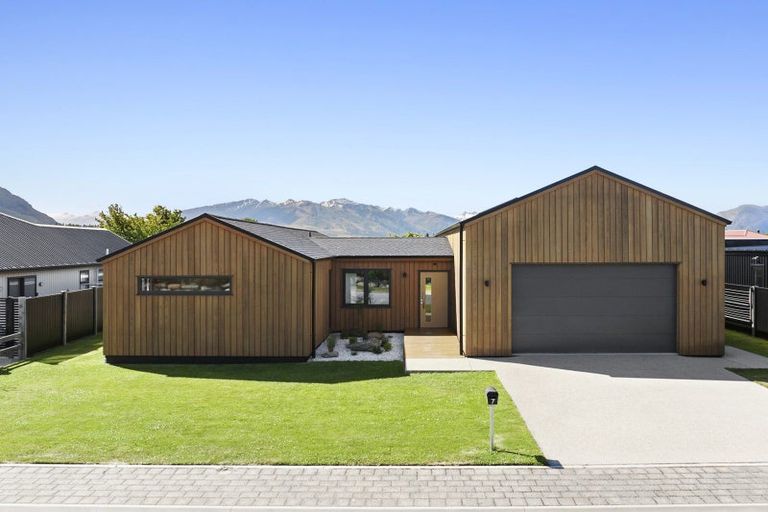 Photo of property in 7 Sapphire Spring Rise, Wanaka, 9305