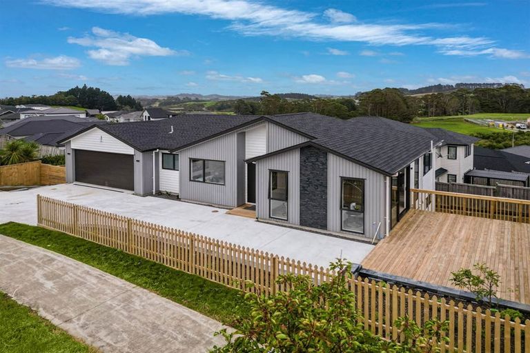 Photo of property in 19 Tautoru Avenue, Orewa, 0931
