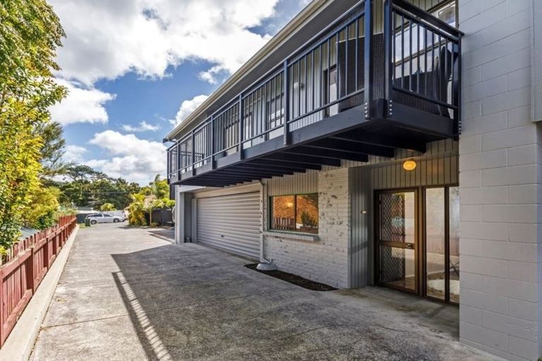 Photo of property in 2/18 Wernham Place, Northcote, Auckland, 0626