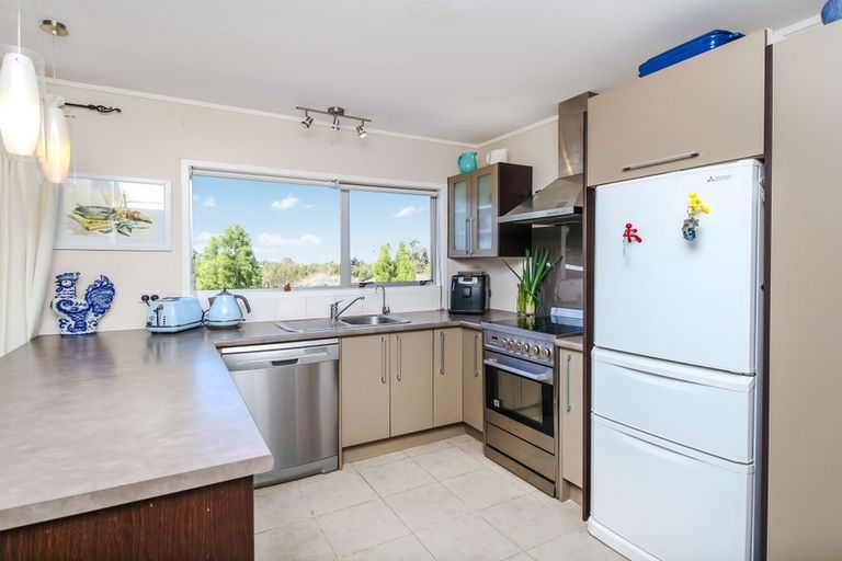 Photo of property in 19 Magdalen Place, West Harbour, Auckland, 0618