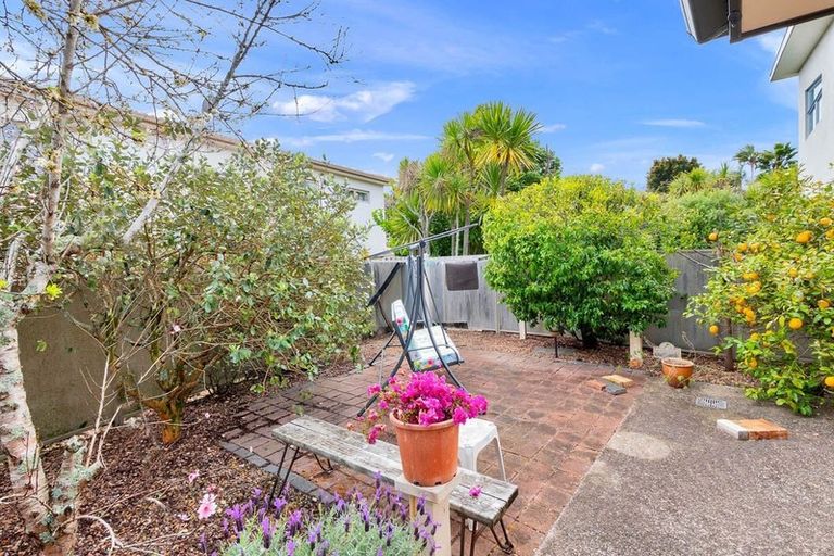 Photo of property in 62 Medallion Drive, Oteha, Auckland, 0632