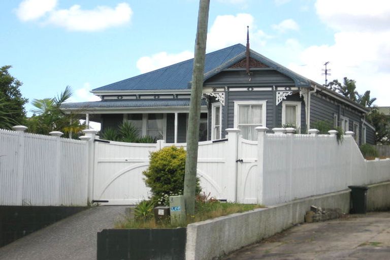 Photo of property in 2 Roberton Road, Avondale, Auckland, 1026