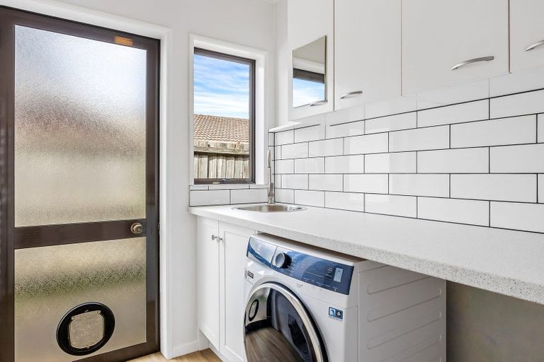 Photo of property in 2/50 Ambleside Drive, Burnside, Christchurch, 8053