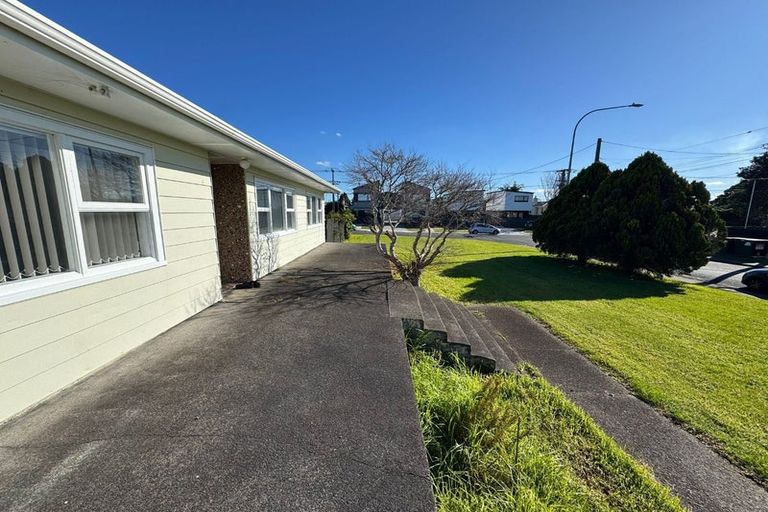 Photo of property in 24 Stokes Avenue, Te Atatu Peninsula, Auckland, 0610