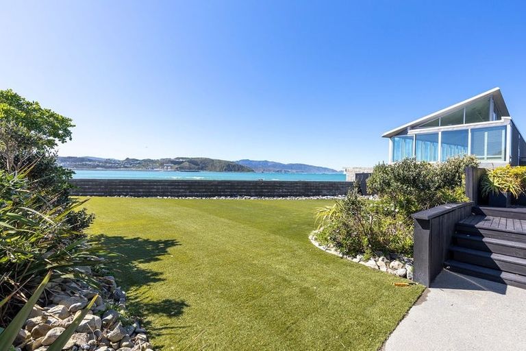 Photo of property in 277 Queens Drive, Lyall Bay, Wellington, 6022