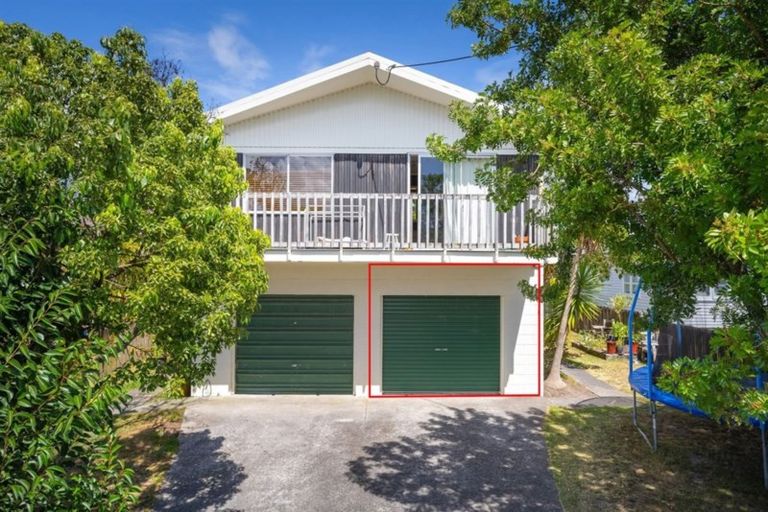 Photo of property in 2/98 Queen Street, Northcote Point, Auckland, 0627