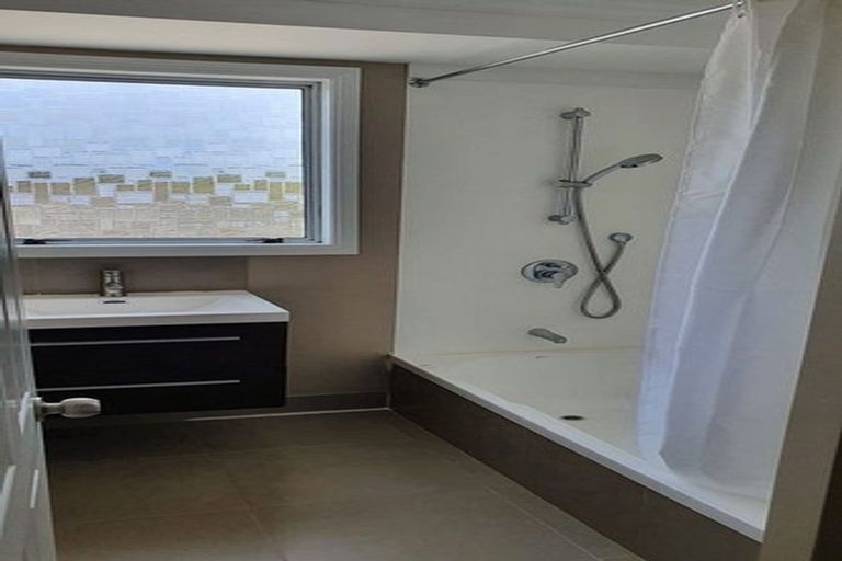 Photo of property in 27 Pahi Place, West Harbour, Auckland, 0618