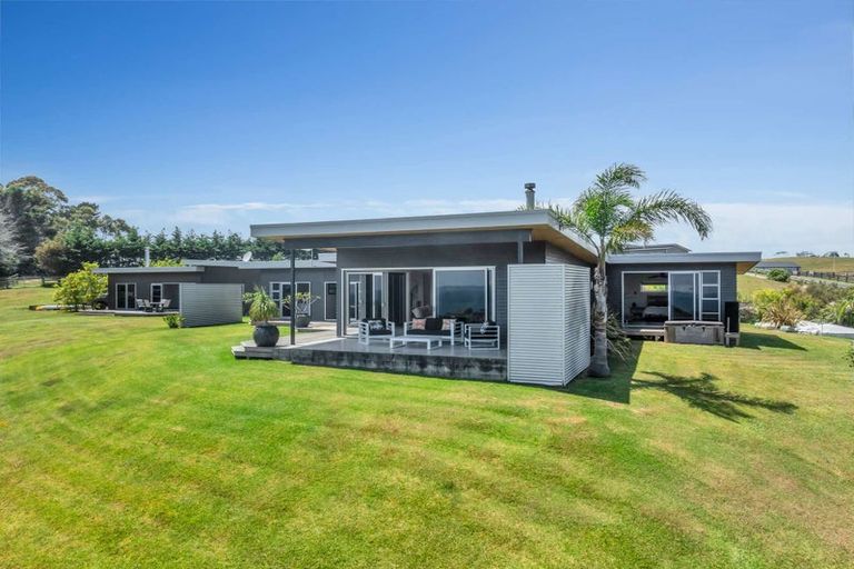 Photo of property in 37 Pekama Drive, Cable Bay, 0420