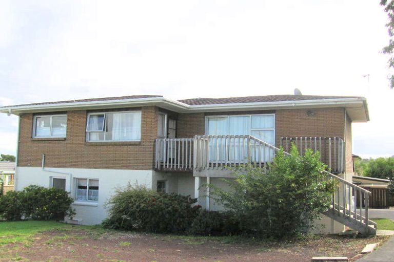 Photo of property in 2/940 East Coast Road, Northcross, Auckland, 0630