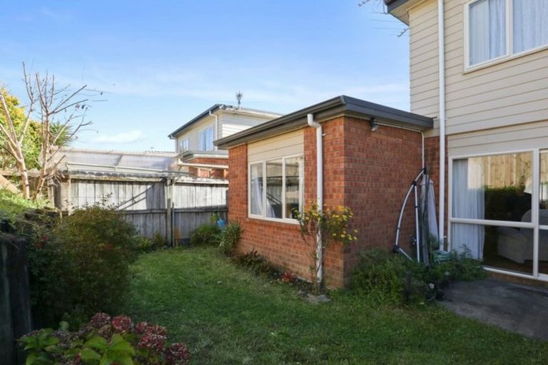Photo of property in 6 Brashier Circle, Sunnyvale, Auckland, 0612