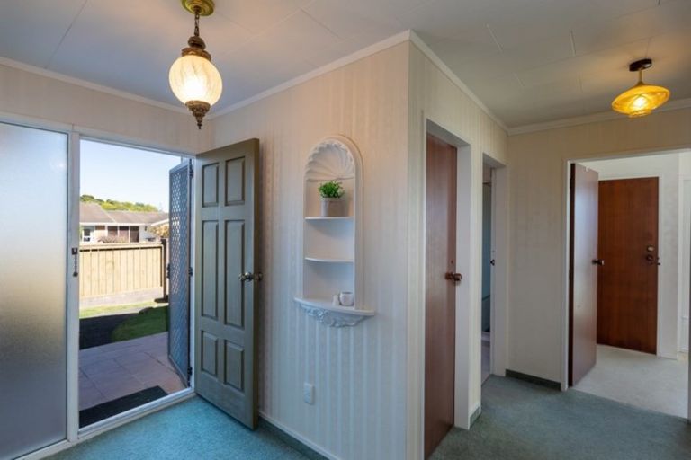 Photo of property in 1 Rewarewa Crescent, Waikanae, 5036