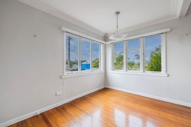 Photo of property in 298 East Coast Road, Forrest Hill, Auckland, 0620