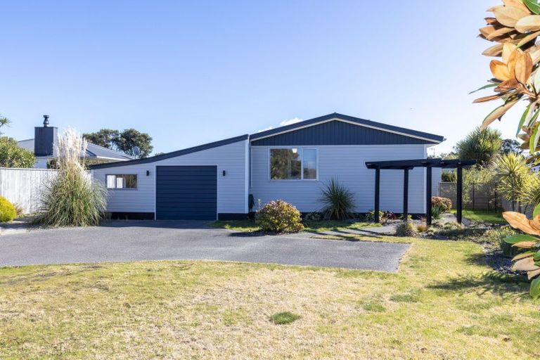 Photo of property in 11 Hadfield Place, Paraparaumu Beach, Paraparaumu, 5032