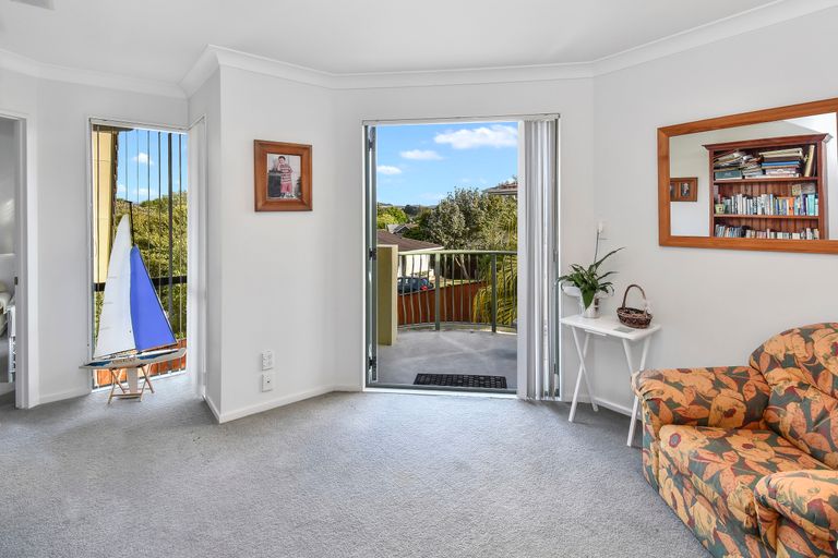 Photo of property in 2/11 The Rosebowl, Sunnyhills, Auckland, 2010