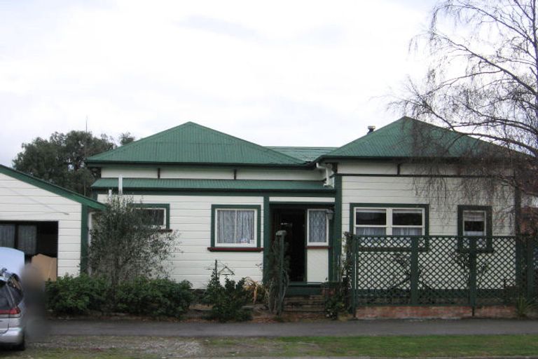 Photo of property in 2 Oakley Street, Palmerston North, 4410