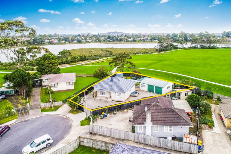 Photo of property in 15 Ingleby Place, Kelston, Auckland, 0602