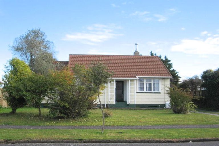 Photo of property in 15 Paul Crescent, Fairfield, Hamilton, 3214