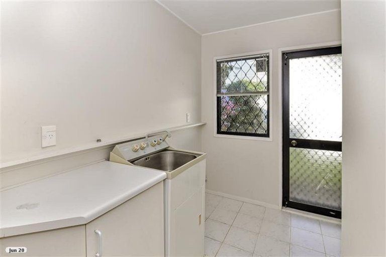 Photo of property in 20 Gillard Place, Eastern Beach, Auckland, 2012