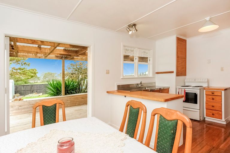 Photo of property in 15 Ingleby Place, Kelston, Auckland, 0602