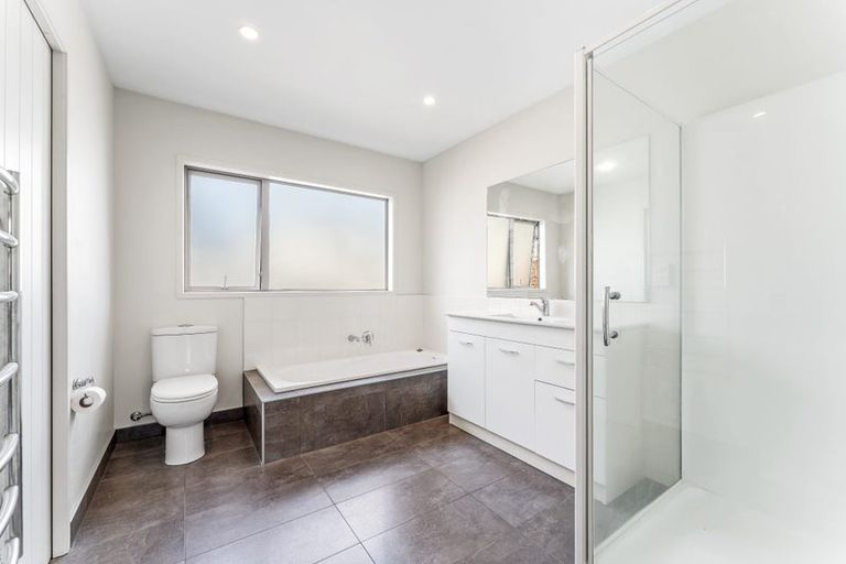 Photo of property in 52 D'oyly Drive, Stanmore Bay, Whangaparaoa, 0932