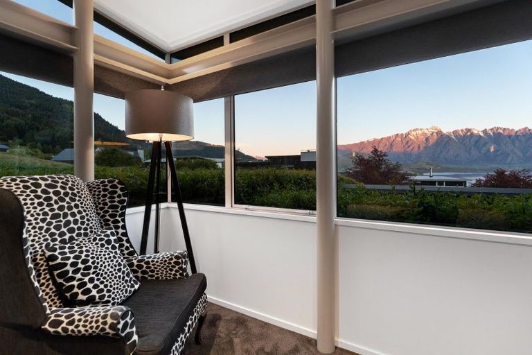 Photo of property in 6 Whitbourn Place, Fernhill, Queenstown, 9300