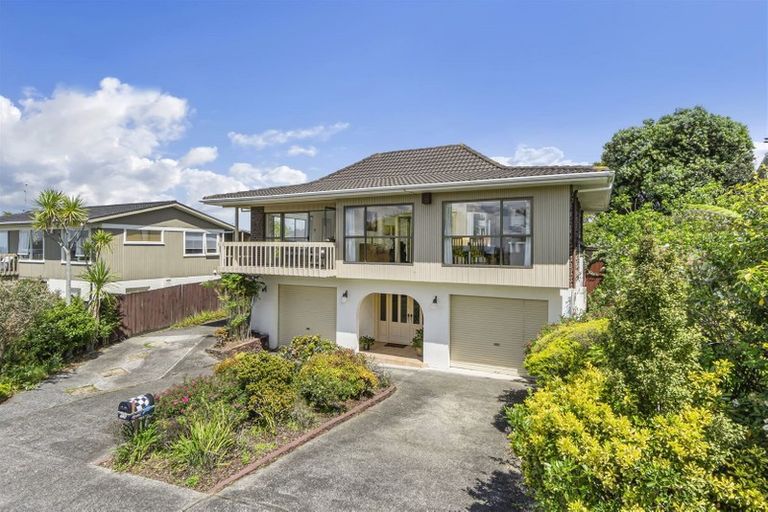 Photo of property in 20 Chatswood Grove, Chatswood, Auckland, 0626