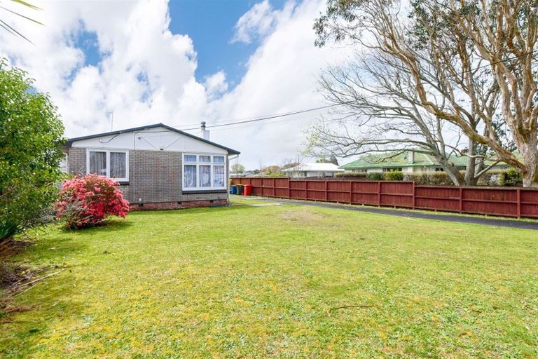 Photo of property in 19 Yeovil Road, Te Atatu Peninsula, Auckland, 0610