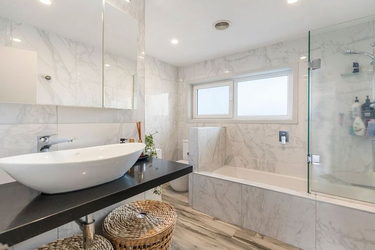 Photo of property in 1/1 Broadview Place, Howick, Auckland, 2014