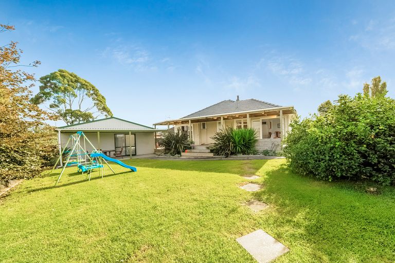Photo of property in 15 Ingleby Place, Kelston, Auckland, 0602