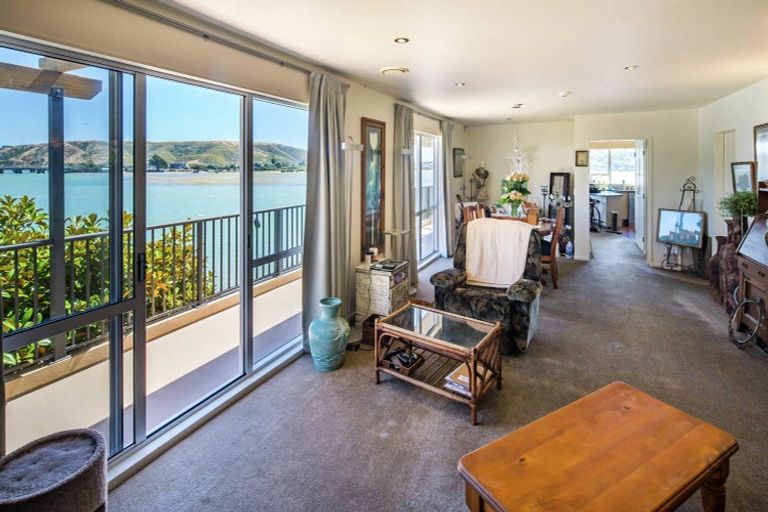 Photo of property in 18 Trevor Terrace, Paremata, Porirua, 5024