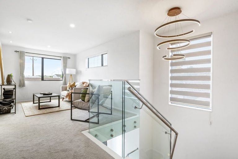 Photo of property in 49a Meadowood Drive, Unsworth Heights, Auckland, 0632